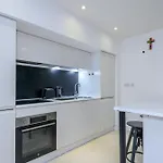 Apartament Stylish Retreat In The Heart Of - Pass The Keys