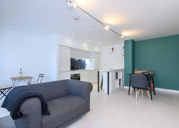 Stylish Retreat In The Heart Of - Pass The Keys Апартаменти