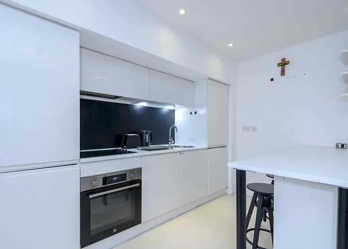 Stylish Retreat In The Heart Of - Pass The Keys